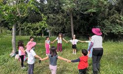 Çocuklar, ormanda keşif ve masal yolculuğunda buluşuyor