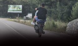 Motosiklet sürücüsünün tehlikeli yolculuğu... O anlar kamerada!