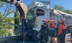 Uşak'ta 2 tır ve otomobil çarpıştı... 1 kişi yaralandı
