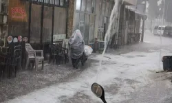 Manisa'da sağanak ve dolu etkili oldu... Sokaklar göle döndü