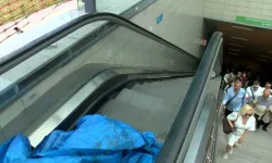 Metroda korku dolu anlar: Basamaklar bir anda kırıldı