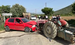 İzmir'de otomobille traktörün çarpıştığı kazada 4 kişi yaralandı