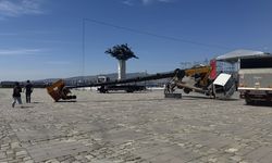 İzmir'de sahne kurulumunda yan yatan vinçteki 1 kişi yaralandı