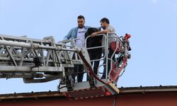 Hırsızlıktan aranıyordu: Kovalamaca sonunda çatıda yakalandı