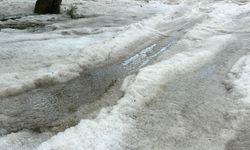 Uşak'ta sağanak ve dolu etkili oldu... Trafik tıkandı!