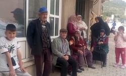 Evindeki yangını üzüntüyle izledi
