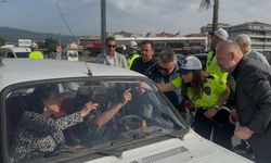 Menemen'de sürücülere trafik kuralları konusunda bilgilendirilip, çilek ikram edildi