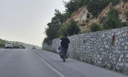 Muğla- Motosiklet sürücüsünün tehlikeli yolculuğu kamerada /Video eklendi