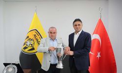 Şampiyon Aliağa Futbol kupasına kavuştu