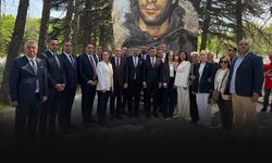 Aslanoğlu ve İzmir heyeti Ankara’da... Gezmiş, İnan ve Aslan’ın mezarını ziyaret ettiler