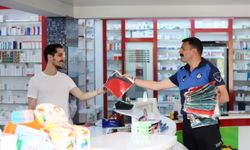 Narlıdere Belediyesi'nden esnafa bayrak dağıtımı!