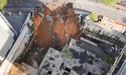 Yol çöktü: Cadde trafiğe kapatıldı