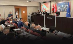 Karşıyaka Meclisi’nde gerginlik... Kürsüye yürüdü!