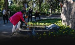 Özel'den Gündoğdu mitingi öncesi Zübeyde Hanım’ın mezarına ziyaret