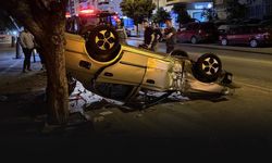 Aracın hakimiyetini kaybetti...  Kaldırıma çıkıp takla attı!