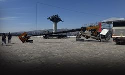 CHP'nin İzmir mitingi hazırlığında korku dolu anlar... Vinç yan yattı!
