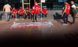 Karabağlar'da işçiler alacaklarını istiyor... Belediye girişinde oturma eylemi