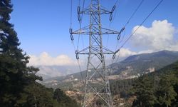 Manisa'da kopan elektrik teli ulaşımı aksattı