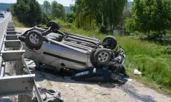 Takla atan hafif ticari araçtaki 5 kişi yaralandı