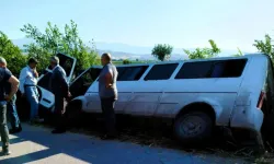 Denizli'de devrilen minibüsteki 2 kişi yaralandı
