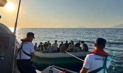 Muğla açıklarında sürüklenen bottaki 14 düzensiz göçmen kurtarıldı