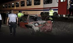 Otomobilini raylara bırakıp kaçtı... Yolcu treni otomobile çarptı