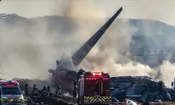 Hindistan'da yolcu uçağı düştü... O anlar böyle görüntülendi
