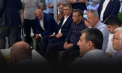 Hastanenin bahçesinden ayrılmıyor... Çocukluk arkadaşını yalnız bırakmıyor!