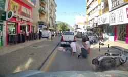 Motosikletin yayaya çarpma anı araç kamerasında