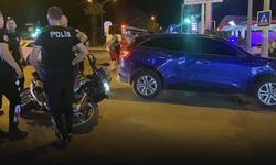 Otomobille çarpışan motosikletteki 2 polis yaralandı
