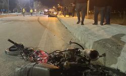 Afyonkarahisar'da refüje devrilen motosiklet sürücüsü yaralandı