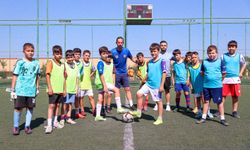 Bucalı minik kramponlar futbol eğitiminde