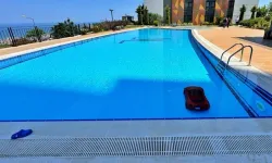 4 yaşındaki çocuk akülü araba ile havuza düştü!