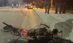 Motosiklet hafif ticari araca çarpıp refüje devrildi: Sürücü hayatını kaybetti!