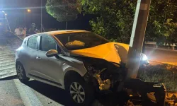 Otomobil aydınlatma direğine çarptı: 4 kişi yaralandı!