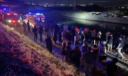 Otomobil su kanalına devrildi: İkizleri ölüm ayırdı!