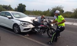 Otomobilin çarptığı motosikletteki baba ve 2 çocuğu yaralandı
