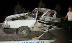 Kavşakta otomobiller çarpıştı; 1 ölü, 2 yaralı