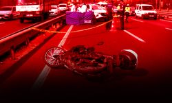 Ehliyetsiz motosiklet sürücüsü bariyerlere çarptı: İzmir'de acı son!