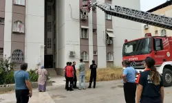Üç katlı apartmanın merdivenleri çöktü