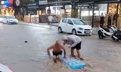 Fethiye'de sağanak yabancı bir turistin eğlencesi oldu