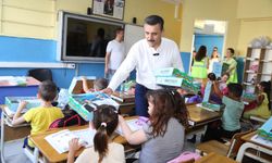 Dikili Belediyesi’nden minik öğrencilere eğitim seti desteği