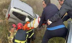 Hafif ticari araç, su kanalına uçtu: 2 yaralı