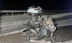 Manisa'da otomobil kamyona arkadan çarptı: 1 ölü, 2 yaralı / Video eklendi