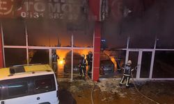 Denizli'de oto galeride yangın paniği: Kundaklama şüphesi!