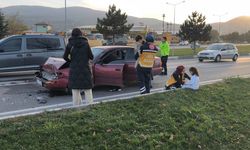 Hızını ayarlayamadı, önündeki araca arkadan çarptı: 1'i bebek 3 yaralı!