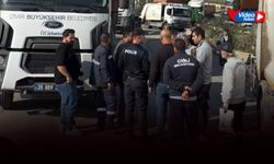 İzmir Büyükşehir’le Çiğli Belediyesi arasında harmandalı krizi: İlçe belediyesinin kamyonları yolu kapattı!