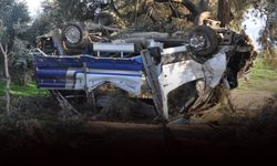 Kamyonetiyle aydınlatma direğine çaptı: Genç sürücünü yaşamını yitirdi!