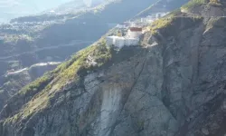 Kaya parçası koptu, panik yaşandı: 600 öğrenci tahliye edildi!