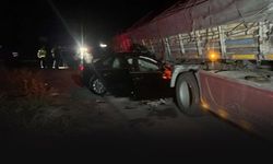 Araç tırın altına sıkıştı... Feci kazada 1'i çocuk 2 kişi öldü